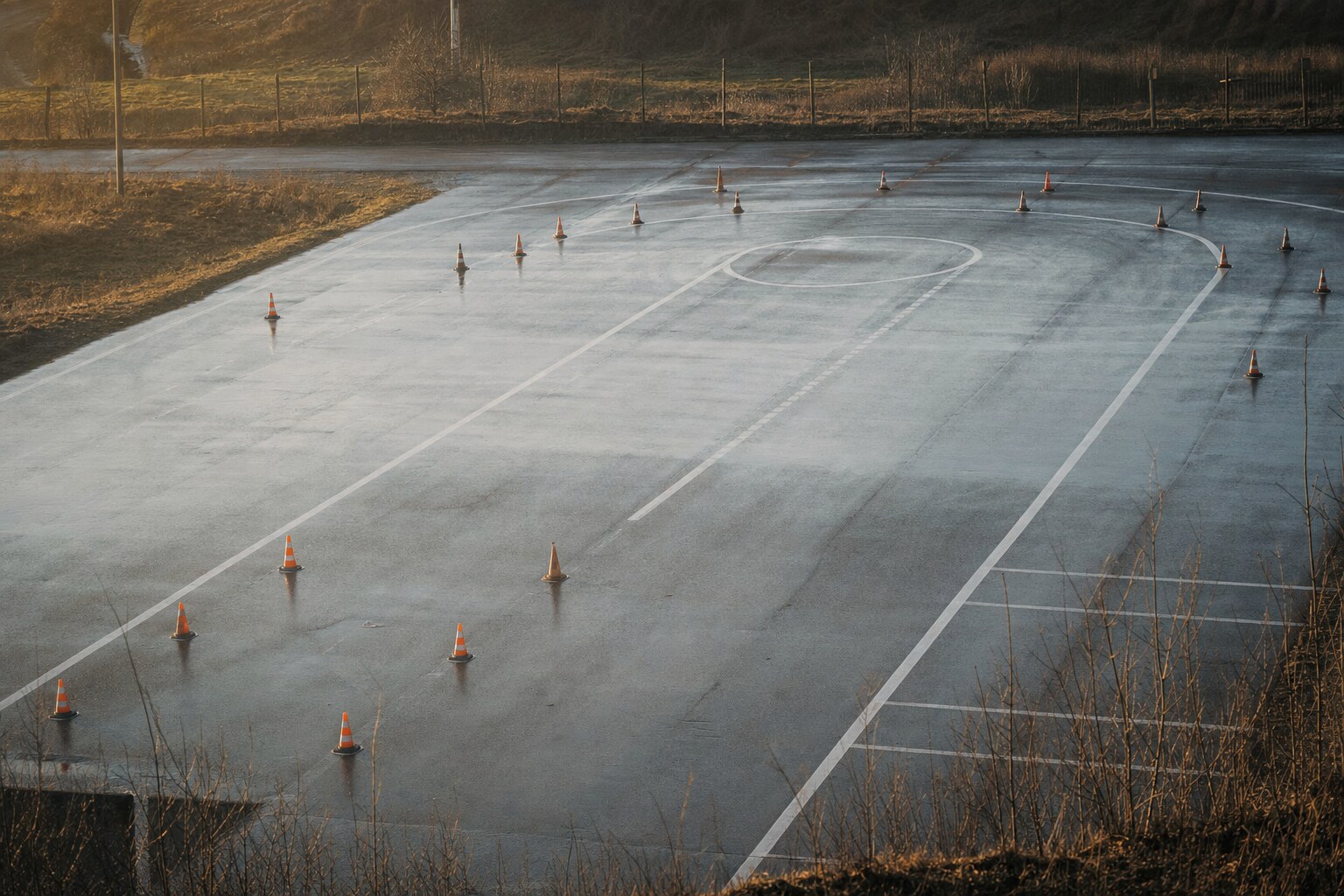 Plac manewrowy z pachołkami i oznakowaniem z góry